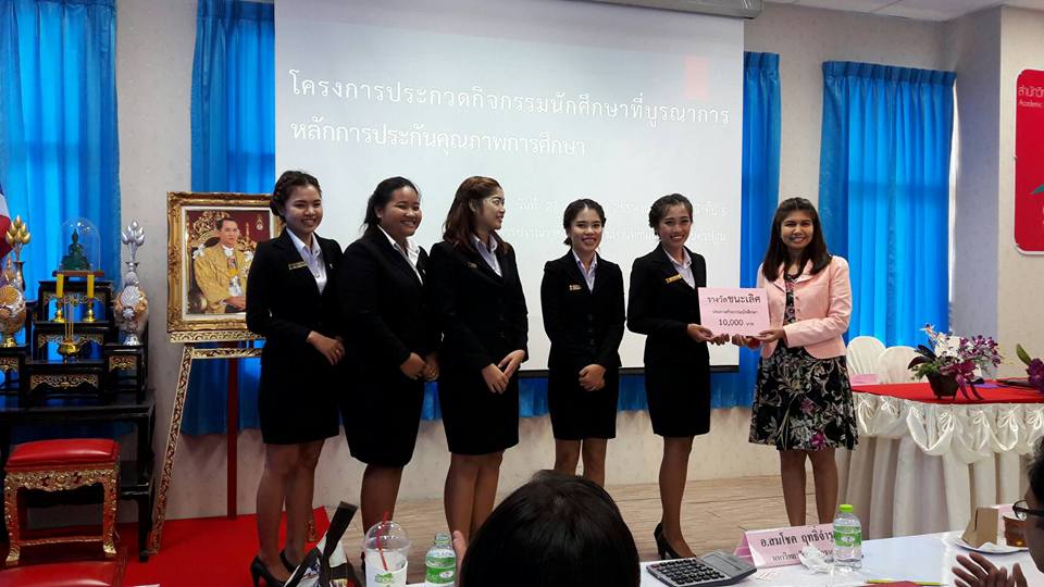 STIC students receiving first prize award certificate